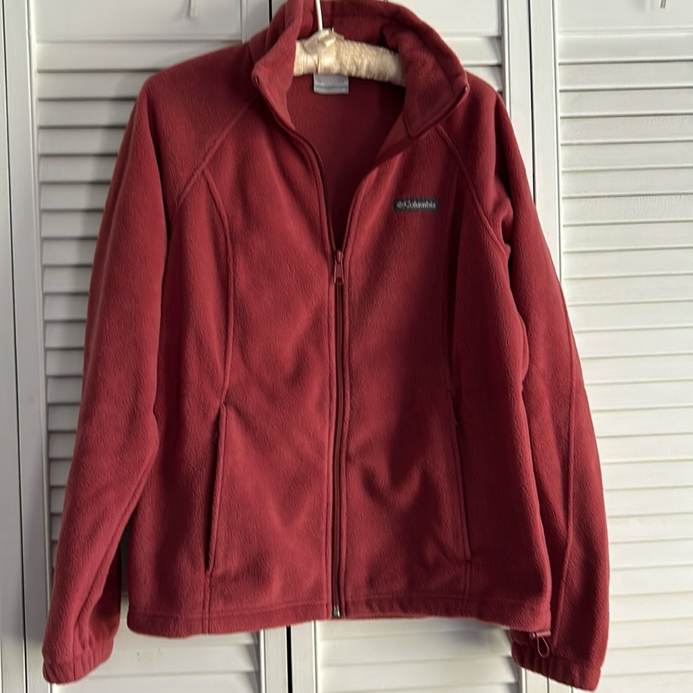 Columbia burgundy fleece zipper with side pockets hardly worn smoke free home M